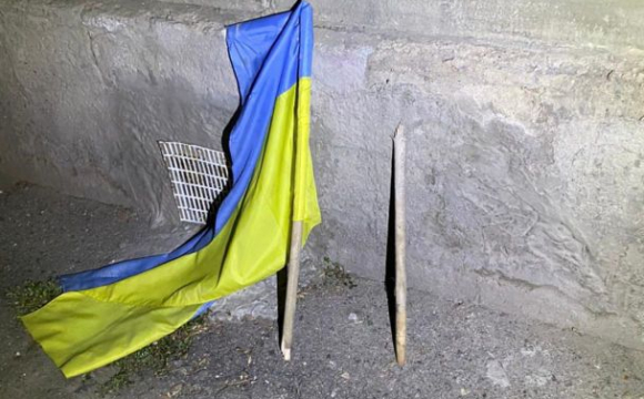 В українському місті чоловік зірвав прапор України та кинув його на землю