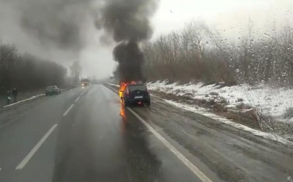 На трасі Луцьк-Дубно посеред дороги спалахнуло авто. ВІДЕО