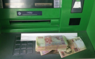 У Луцьку невідомий забув у банкоматі значну суму грошей, розшукують власника
