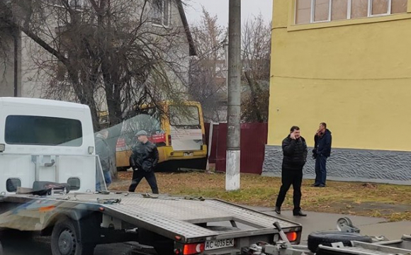 Посиніли губи: з'явилися подробиці стану водія маршрутки, яка врізалася в будинок