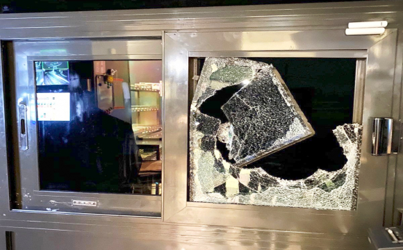 П'яний чоловік вибив вікно у «МакДональдсі», бо хотів поїсти. ФОТО
