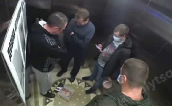 Лаявся навіть іноземець: у столичному ліфті повісили портрет Путіна. ВІДЕО