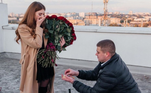 З червоними трояндами та кульками: юнак освідчився коханій на даху будинку. ФОТО