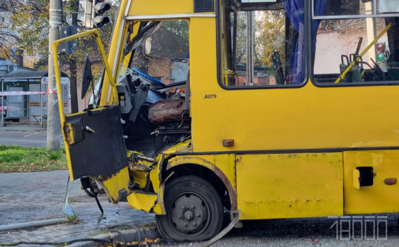 У ДТП постраждало 10 людей: не розминулись маршрутка і легковик. ФОТО