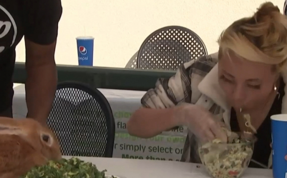 27-річна жінка з'їла півтора кілограми салату за 10 хвилин. ВІДЕО
