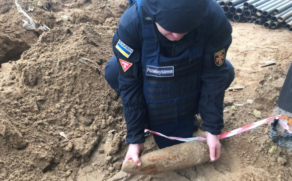 Посеред Києва знайшли чотири артилерійські снаряди. ФОТО