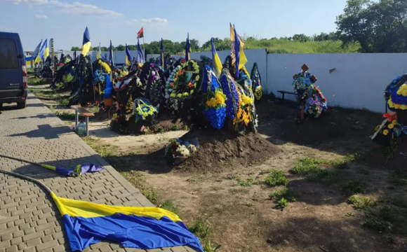 На Алеї загиблих Героїв вандали повиламували прапори України