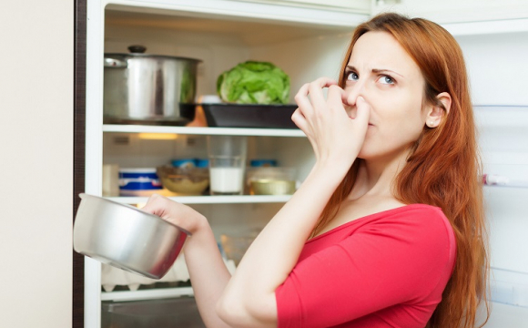 Жінка їла зіпсовані продукти, бо не знала що у неї зламаний холодильник