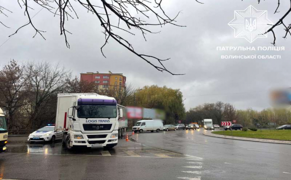 У Луцьку трапилася ДТП: фура зіткнулася з мінівеном 