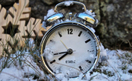Коли в Україні переведуть годинники на зимовий час
