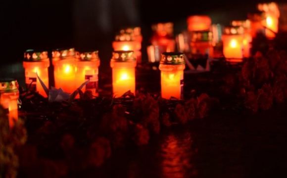 На Замковій площі хлопці автівкою понищили лампадки до Дня пам'яті жертв голодоморів. ФОТО