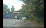 «Автомобіль потонув»: у Луцьку затопило дорогу під мостом. ВІДЕО