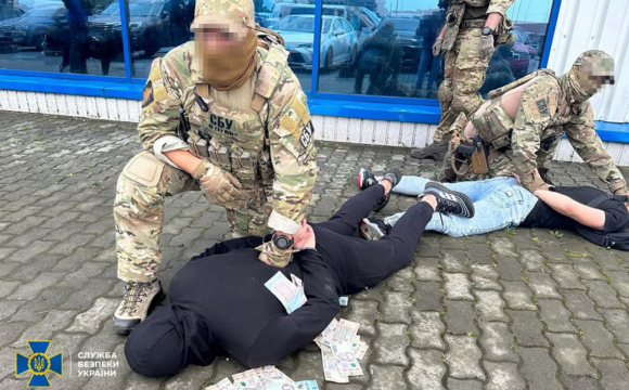 На заході України двоє військових займалися рекетом