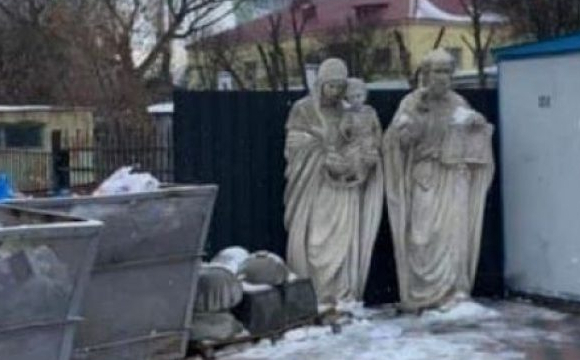 Невідомі викинули статую Діви Марії на смітник. ФОТО