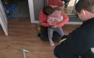 У Львові маленька дівчинка зламала 4 пальці бо застрягла у дверях: дитину діставали рятувальники