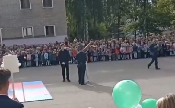 У Білорусі під час шкільної лінійки затримали дівчину яка показувала тризуб. ВІДЕО