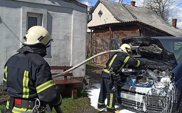 На Волині на подвір'ї приватного будинку загорілось авто