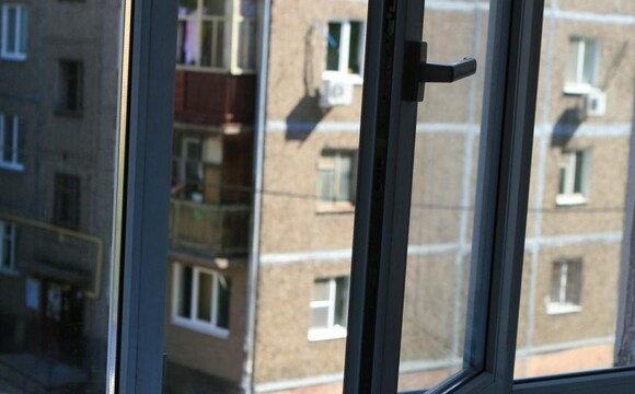 В Польщі з вікна готелю випав українець