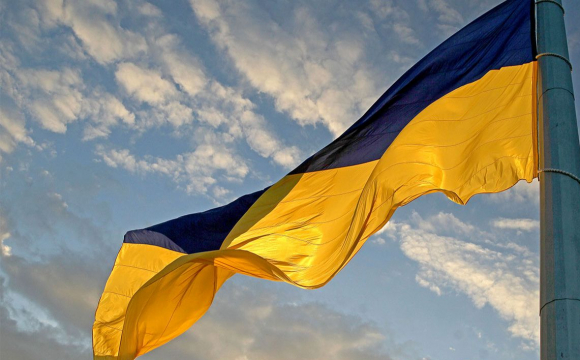 У центрі українського міста чоловік викрав державні прапори