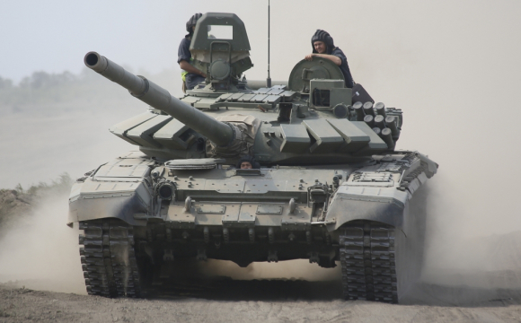 Танкісти РФ виклали на танк мішки, щоб посилити його захист. ФОТО