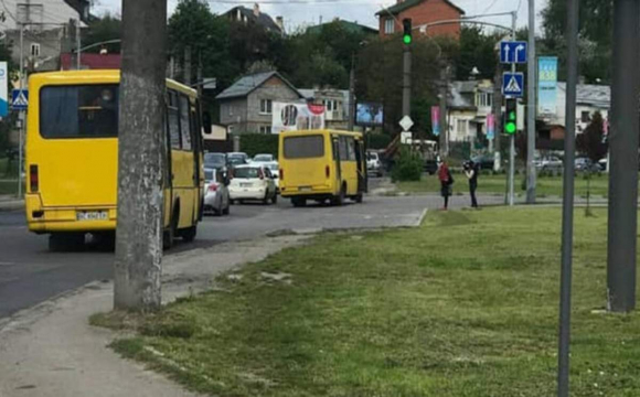 «Відібрав ключі та поїхав далі»: у Львові побились водії автобусів