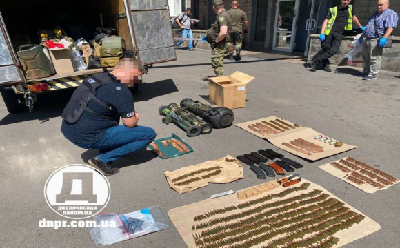 Спецоперація в центрі Дніпра: вилучили гранатомети, ракети та багато іншого