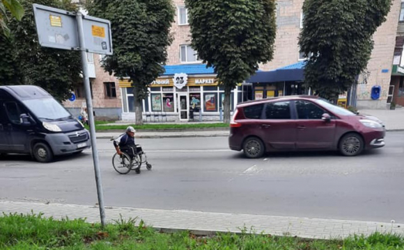 Грубе порушення ПДР: у Луцьку проїжджою частиною курсував чоловік на візку. ФОТО