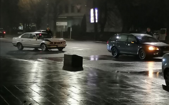 У Луцьку трапилася ДТП: на Шопена зіткнулися два автомобілі. ФОТО