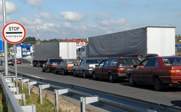 Чому на кордоні з Польщею десяти кілометрові черги: водії стоять тижнями