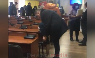 Депутат міськради на Волині зав’язав собі шнурки на стільці колеги-депутата. ВІДЕО