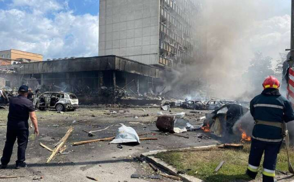 В результаті ракетного удару знищено медичний центр: 90 людей постраждали