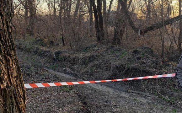 У лісі знайшли тіло жінки з ножовим пораненням у груди. ФОТО