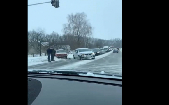 Під Луцьком трапилась ДТП: утворився довжелезний затор. ФОТО. ВІДЕО