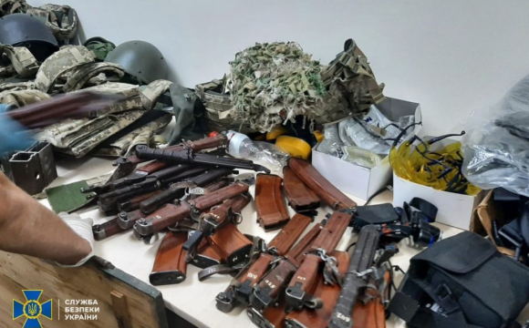 Майже 100 автоматів і боєприпаси: в Києві у чоловіків знайшли нелегальну зброю.  ФОТО