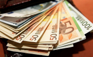 Українцям будуть виплачувати по 500 євро на місяць: хто може отримати