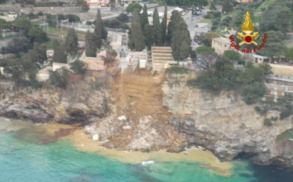 По воді пливуть труни: кладовище в Італії, через зсув ґрунту, зійшло в море. ВІДЕО