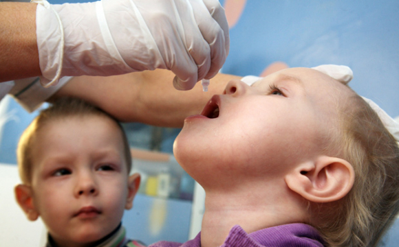 Передається через фекалії та слину: коли потрібно робити щеплення від поліомієліту