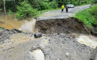 На заході України вирує негода: рівень води в річках піднявся, дороги розмиті. ФОТО