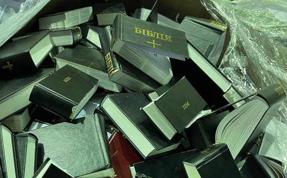 «Побійтеся Бога»: на макулатуру здали величезний ящик з Бібліями