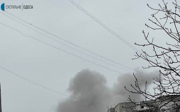 У Одесі горить житловий будинок, ймовірно, після роботи ППО. ФОТО