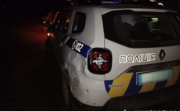 На заході України водій в'їхав у патрульне авто і втік із місця ДТП