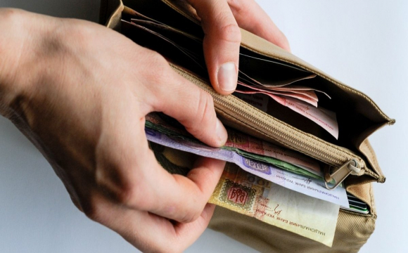 Неофіційна зарплата: чи зобов'язані банки розкривати рахунки українців податковій