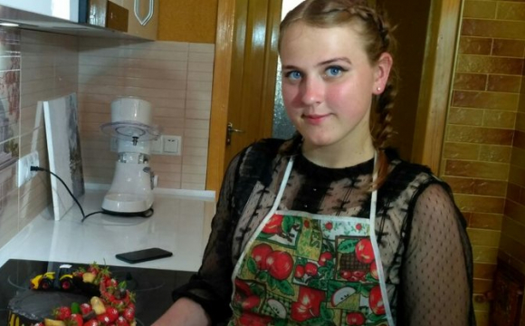 14-річна волинянка займається випіканням тортів: і все це однією рукою. ФОТО. ВІДЕО