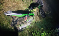 На заході України п'яний мотоцикліст в'їхав у дерево: загинула неповнолітня
