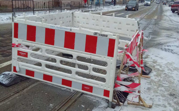 У Львові на центральній вулиці провалилась каналізація