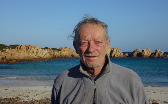 Після 32 років самотності: 81-річний відлюдник покидає безлюдний острів