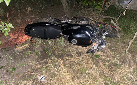 У селі 16-річний мотоцикліст врізався у паркан: загинув 14-річний пасажир