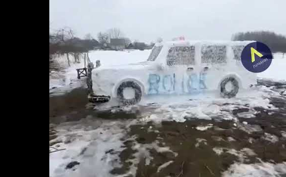 Волиняни зліпили зі снігу поліцейське авто