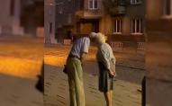 Поцілунок дідуся та бабусі у Львові розчулив мережу