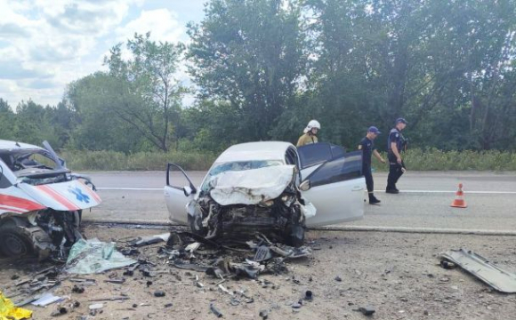 Поблизу села авто зіткнулось зі швидкою допомогою: троє загиблих. ФОТО